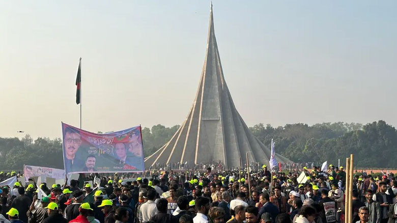 জাতীয় স্মৃতিসৌধে সর্বস্তরের মানুষের শ্রদ্ধা
